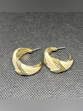 Vintage 1980s Cream Enamel Hoop Earrings Gold Tone Textured Chevron 1" Post